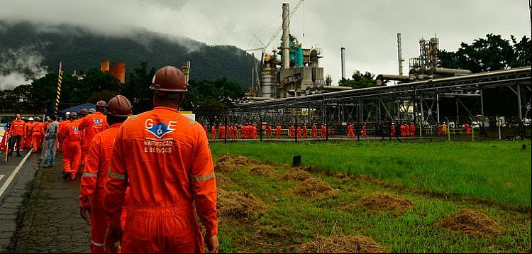 Litro da gasolina sofre redução de 2% nesta semana
